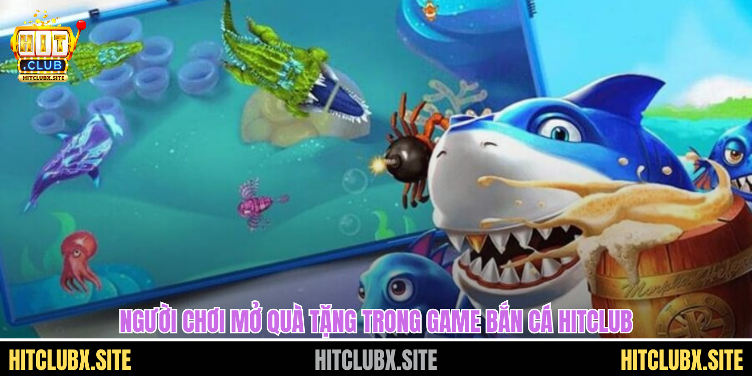 Người chơi mở quà tặng trong game bắn cá HITCLUB